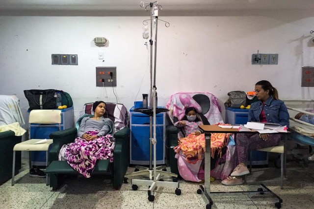 Dos niñas reciben quimioterapia en el Hospital de Niños "Dr. JM de los Ríos" en Caracas el 10 de abril de 2018. La crisis en Venezuela ha afectado la salud de los niños, con un aumento del 30,12% en la mortalidad infantil según las fuentes oficiales más recientes. / AFP PHOTO / FEDERICO PARRA