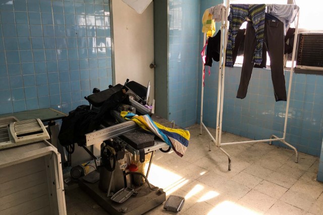 Clothes remain hanged to dry at the "Dr. JM de los Rios" Children's Hospital in Caracas on April 10, 2018. The crisis in Venezuela has hit children's health, with an increase of 30,12% in child mortality according to the most recent official sources. / AFP PHOTO / FEDERICO PARRA