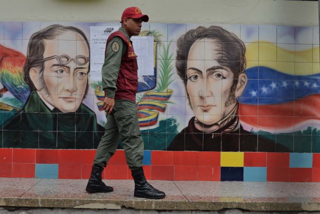 Venezuelan military personnel stang guard outside a polling station during the presidential elections in Barquisimeto on May 20, 2018 Venezuelans headed to the polls early Sunday to vote in the general elections as incumbent president Nicolas Maduro is seeking a second term in power. / AFP PHOTO / Luis Robayo