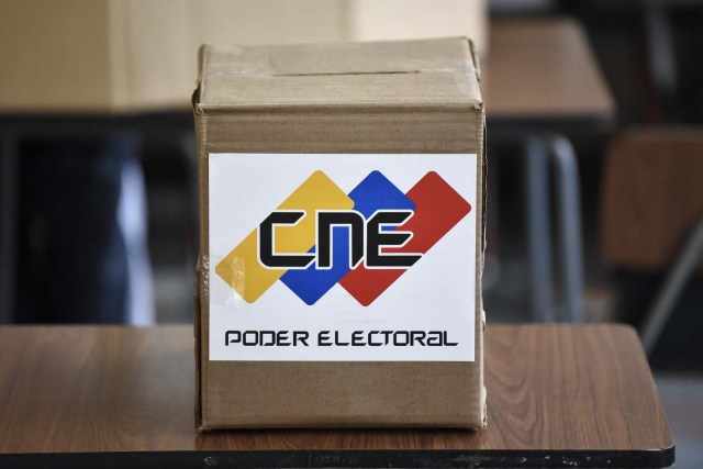 A ballot box stands at an empty polling station during the presidential elections in Caracas on May 20, 2018 Venezuelans, reeling under a devastating economic crisis, began voting Sunday in an election boycotted by the opposition and condemned by much of the international community but expected to hand deeply unpopular President Nicolas Maduro a new mandate / AFP PHOTO / Carlos Becerra