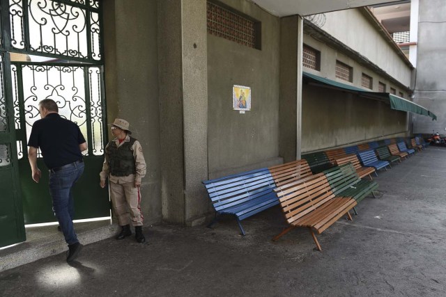 A Venezuelan man enters an empty polling station during the presidential elections in Caracas on May 20, 2018 Venezuelans, reeling under a devastating economic crisis, began voting Sunday in an election boycotted by the opposition and condemned by much of the international community but expected to hand deeply unpopular President Nicolas Maduro a new mandate / AFP PHOTO / Carlos Becerra