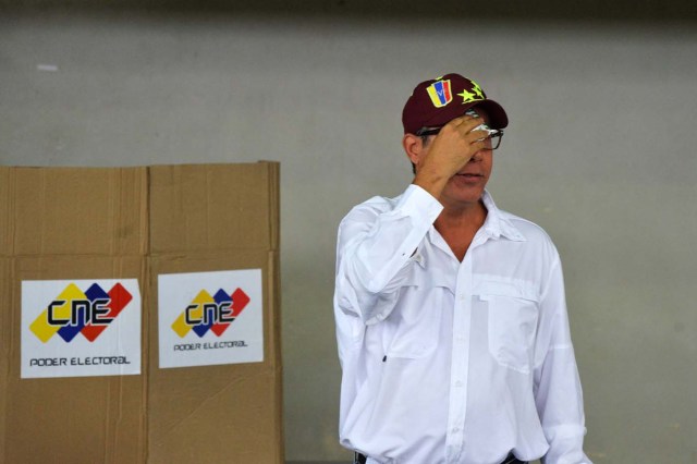 Venezuelan opposition presidential candidate Henri Falcon casts his vote in Barquisimeto, on May 20, 2018. Venezuelans, reeling under a devastating economic crisis, began voting Sunday in an election boycotted by the opposition and condemned by much of the international community but expected to hand deeply unpopular President Nicolas Maduro a new mandate / AFP PHOTO / Luis Robayo