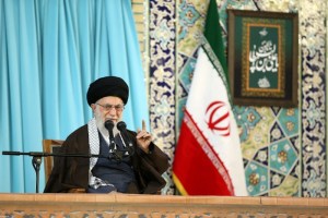 Irán no seguirá en el acuerdo nuclear sin garantías sólidas de Europa, según Jamenei