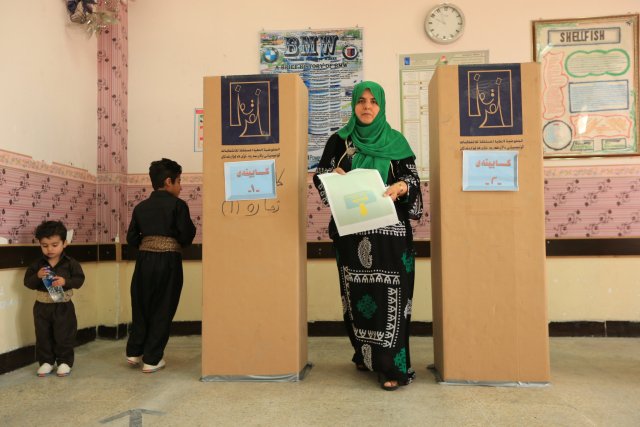 Una mujer iraquí se prepara para emitir su voto en una mesa de votación durante las elecciones parlamentarias en Sulaimaniyah, Iraq, el 12 de mayo de 2018. REUTERS / Ari Jalal