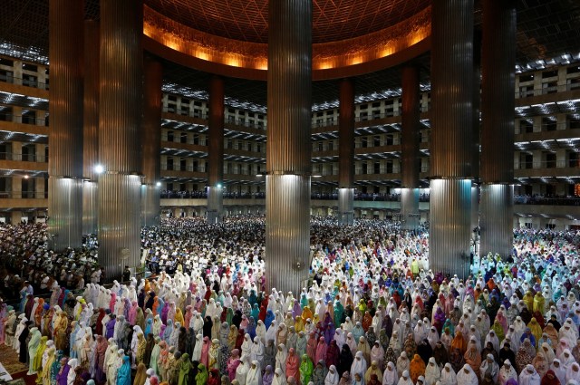 Indonesian Muslims pray at the first day of the holy fasting month of Ramadan at Istiqlal mosque in Jakarta, Indonesia, May 16, 2018. REUTERS/Willy Kurniawan