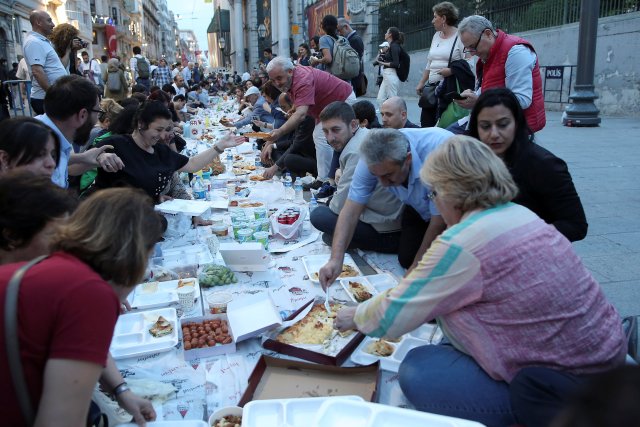 People break their fast at the main shopping and pedestrian street of Istiklal on the first day of the holy fasting month of Ramadan in central Istanbul, Turkey, May 16, 2018. REUTERS/Huseyin Aldemir