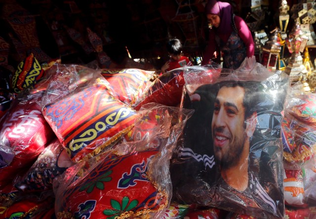 A pillow bearing the image of Liverpool's Egyptian forward soccer player Mohamed Salah is seen at a market, before the beginning of the holy fasting month of Ramadan in Cairo, Egypt May 16, 2018. REUTERS/Amr Abdallah Dalsh