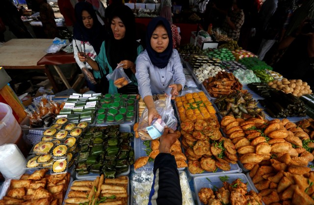 A vendor sells food for iftar on the first day of the holy fasting month of Ramadan at a traditional food market in Jakarta, Indonesia, May 17, 2018. REUTERS/Willy Kurniawan