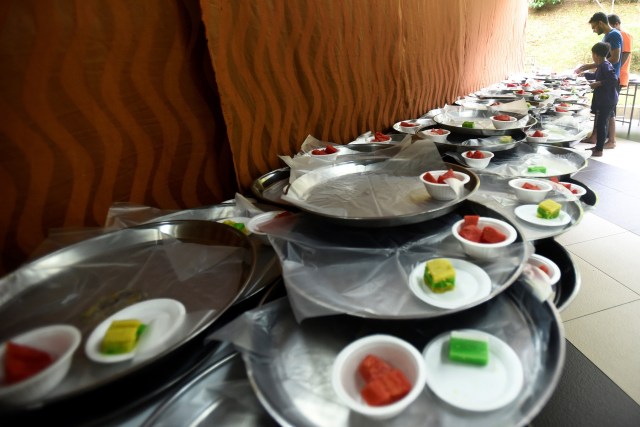Volunteers prepare food for iftar on the first day of the holy fasting month of Ramadan at the Darul Makmur Mosque in Singapore May 17, 2018. REUTERS/Feline Lim