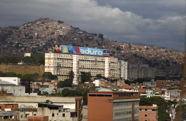 Un gran cartel que apoya al presidente venezolano, Nicolás Maduro, se encuentra sobre un edificio durante las elecciones presidenciales en Caracas, Venezuela, el 20 de mayo de 2018. REUTERS / Marco Bello