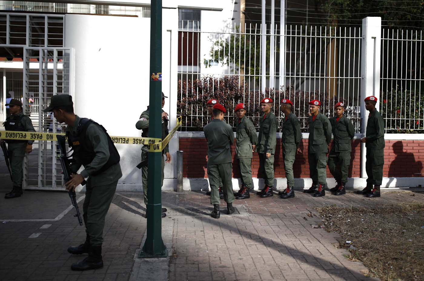 FOTOS: En los desolados centros de votación, sólo los soldados hacen la cola #20May