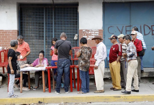 REFILE - CORRECTING NAME OF CITY WHERE IMAGE WAS TAKEN - Venezuelan citizens check in at a "Red Point," an area set up by President Nicolas Maduro's party, to verify that they cast their votes during the presidential election in Barquisimeto, Venezuela, May 20, 2018. REUTERS/Carlos Jasso