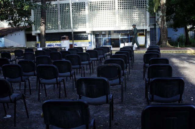 A soldier stands guard at an empty polling station during the presidential election in San Cristobal, Venezuela, May 20, 2018. REUTERS/Carlos Eduardo Ramirez