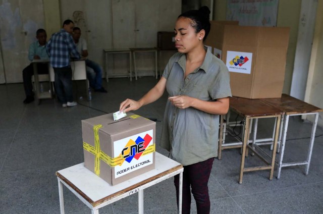 A Venezuelan casts her vote at a polling station during the presidential election in Caracas, Venezuela, May 20, 2018. REUTERS/Marco Bello