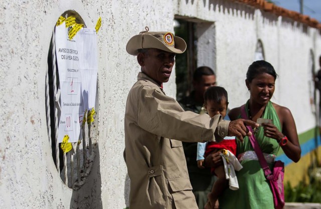 A militia member directs voters at a polling station during the presidential election in Puerto Ordaz, Venezuela, May 20, 2018. REUTERS/William R. Urdaneta
