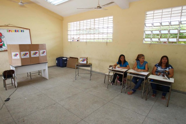 Electoral workers wait for voters at a polling station during the presidential election in Maracaibo, Venezuela, May 20, 2018. REUTERS/Isaac Urrutia Jose Bula