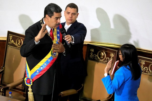  El Presidente de Venezuela, Nicolás Maduro, toma el juramento de Presidente reelegido por la Presidenta de la Asamblea Nacional Constituyente, Delcy Rodríguez, durante una sesión especial de la Asamblea Nacional Constituyente en el Palacio Federal Legislativo en Caracas, Venezuela el 24 de mayo de 2018. REUTERS / Marco Bello