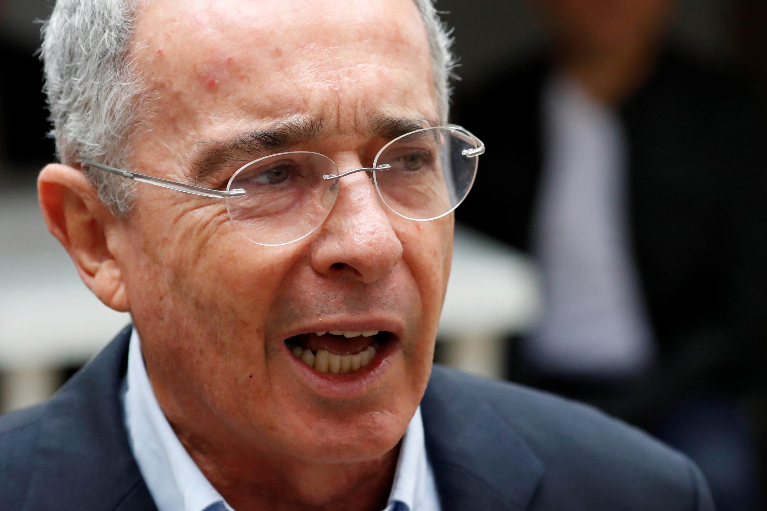 El presidente del Senado colombiano recibe la carta de renuncia de Uribe