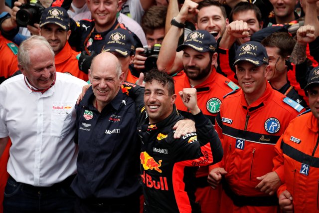 Fórmula 1 F1 - Gran Premio de Mónaco - Circuito de Mónaco, Montecarlo, Mónaco - 27 de mayo de 2018 Daniel Ricciardo de Red Bull celebra la victoria de la carrera REUTERS / Benoit Tessier