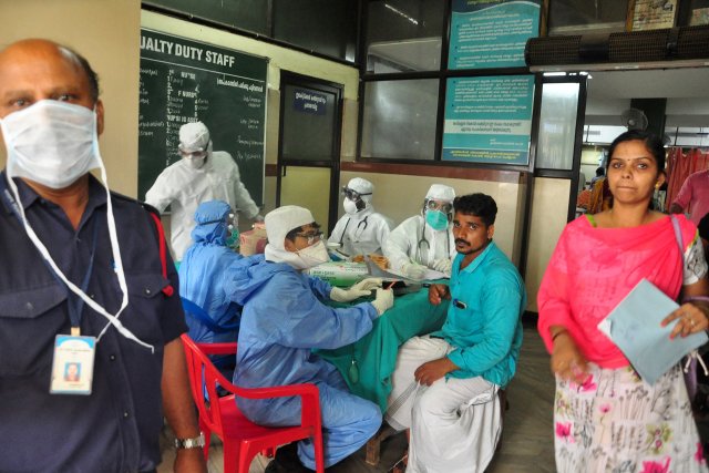  Los médicos que usan equipo de protección examinan a un paciente en un hospital en Kozhikode, en el estado sureño de Kerala. REUTERS / Stringer / Archivo de fotos