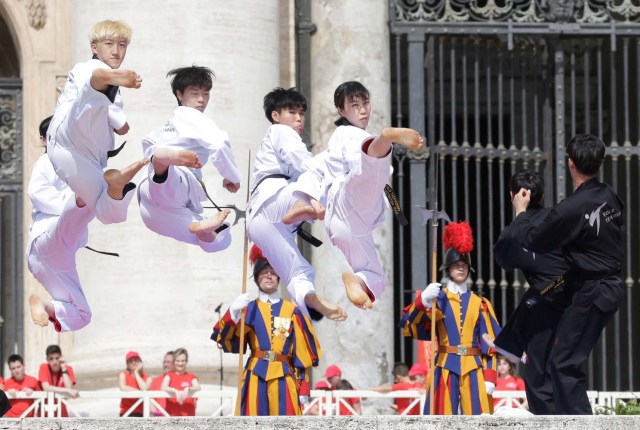 Los atletas de Taekwondo de Corea se presentan para el Papa Francisco durante la audiencia general del miércoles en la plaza de San Pedro en el Vaticano, el 30 de mayo de 2018. REUTERS / Max Rossi