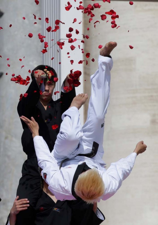 Los atletas de Taekwondo de Corea se presentan para el Papa Francisco durante la audiencia general del miércoles en la plaza de San Pedro en el Vaticano, el 30 de mayo de 2018. REUTERS / Max Rossi