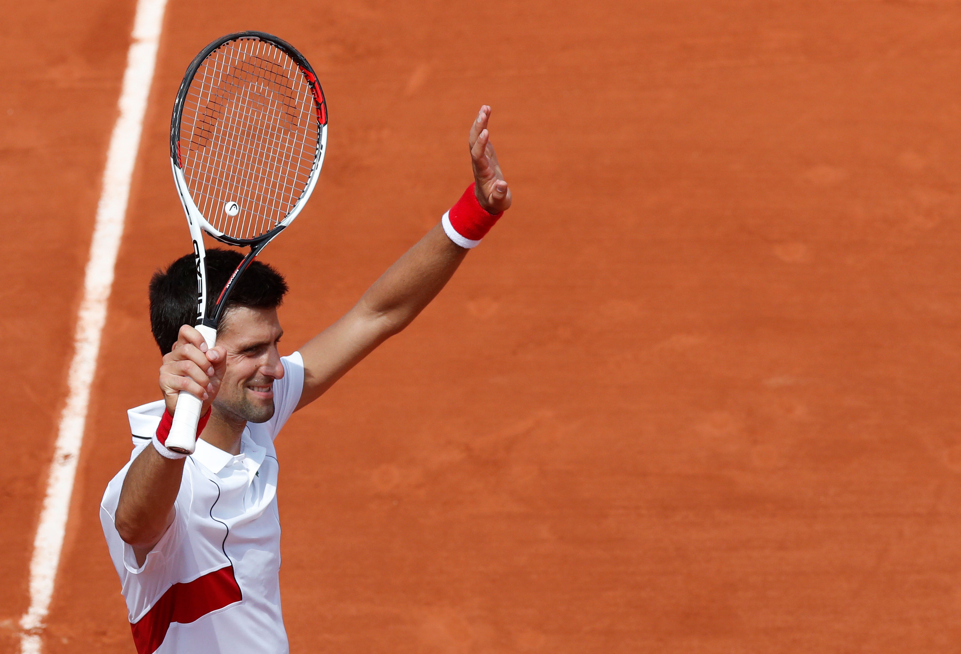 Djokovic avanza a tercera ronda en Abierto de Francia