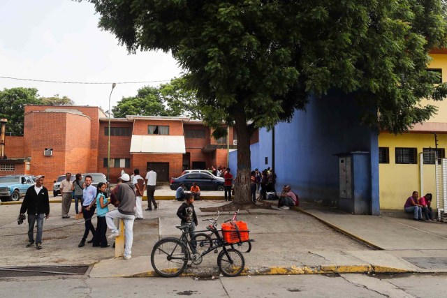 VEN18. BARQUISIMETO (VENEZUELA), 18/05/2018.- Familiares de recluidos en la Comunidad Penitenciaria Fénix permanecen en la inmediaciones de la morgue hoy, viernes 18 de mayo de 2018, en Barquisimeto (Venezuela). Un motín dentro de la Comunidad Penitenciaria Fénix, ubicada en el estado venezolano de Lara, dejó un saldo de 10 fallecidos y al menos 25 heridos, informaron hoy a Efe fuentes militares y organizaciones no gubernamentales. EFE/Miguel Gutiérrez
