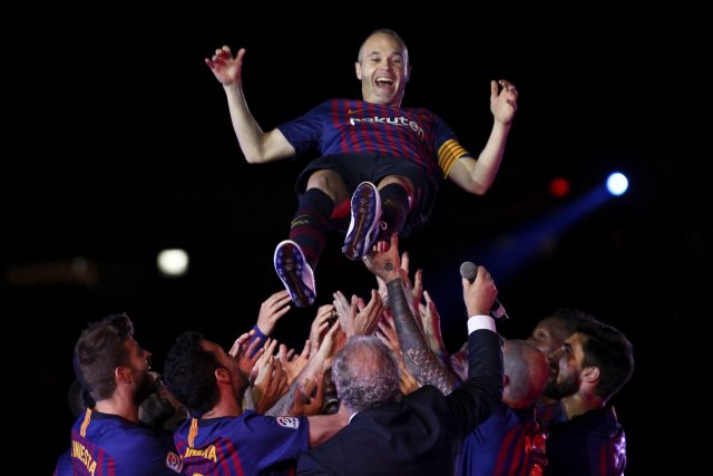 GRAF1760. BARCELONA, 20/05/2018.- El capitán del FC Barcelona Andrés Iniesta (arriba), tras el partido de la última jornada de Liga en Primera División ante la Real Sociedad disputado esta noche en el Camp Nou, en Barcelona. EFE/Enric Fontcuberta