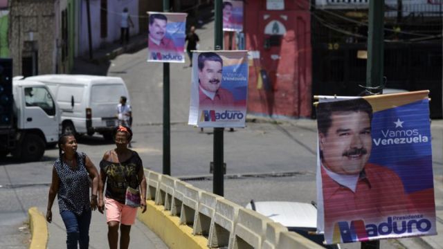 Pendones en apoyo a la elección Nicolás Maduro en Caracas / AFP