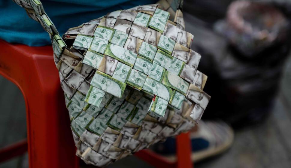 La “poderosa” moneda venezolana la siguen vendiendo en Cúcuta (Foto)