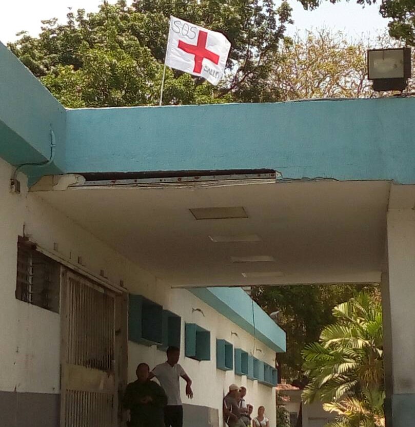 Colocan bandera de la Cruz Roja en Hospital de Guaraguao por crisis humanitaria