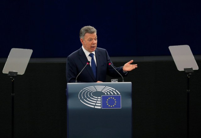 El presidente colombiano Juan Manuel Santos Calderón se dirige al Parlamento Europeo en Estrasburgo, Francia el 30 de mayo de 2018. REUTERS / Vincent Kessler