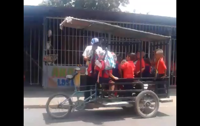 En el Zulia niños de preescolar van al colegio en bici-carreta (video)