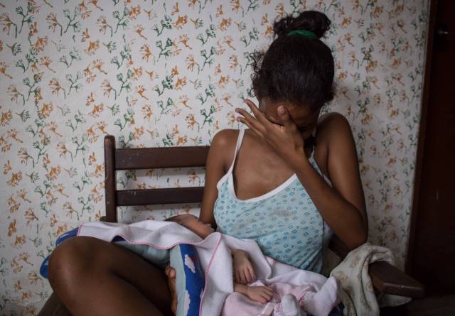 Las venezolanas embarazadas huyen para dar a luz (Foto El País)
