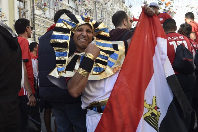Los aficionados del equipo nacional de fútbol de Egipto animan la calle Nikolskaya en el centro de Moscú el 13 de junio de 2018, antes del torneo de fútbol de la Copa Mundial Rusia 2018. / AFP PHOTO / Natalia KOLESNIKOVA