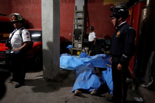 ATENCIÓN EDITORES - COBERTURA VISUAL DE ESCENAS DE HERIDOS O MUERTOS. Un bombero observa los cuerpos cubiertos de ceniza de víctimas de la erupción del volcán de Fuego dentro de la morgue en San Juan Alotenango, Guatemala, 3 de junio de 2018. REUTERS / Luis Echeverria