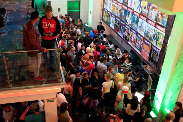 La gente hace cola para comprar entradas para obras en un teatro improvisado en una antigua sala de bingo en Caracas, Venezuela, el 2 de junio de 2018. Foto tomada el 2 de junio de 2018. REUTERS / Marco Bello