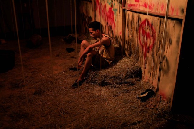 Jeizer Ruiz, de 21 años, se presenta durante la obra "The Little Chickens Say" en un teatro improvisado en una antigua sala de bingo en Caracas, Venezuela, el 2 de junio de 2018. Foto tomada el 2 de junio de 2018. REUTERS / Marco Bello