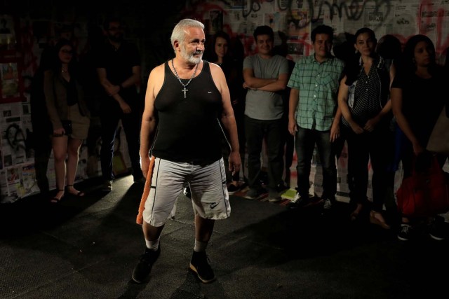 Luis Carlos Boffil, de 53 años, actúa durante la obra "Pran - Pran - Pran" en un teatro improvisado en una antigua sala de bingo en Caracas, Venezuela el 2 de junio de 2018. Foto tomada el 2 de junio de 2018. REUTERS / Marco Bello
