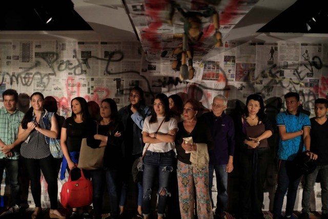 La gente asiste a la obra "Pran-Pran-Pran" en un teatro improvisado en una antigua sala de bingo en Caracas, Venezuela, el 2 de junio de 2018. Foto tomada el 2 de junio de 2018. REUTERS / Marco Bello
