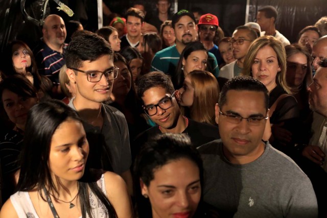 La gente asiste a la obra "Entra" en un teatro improvisado en una antigua sala de bingo en Caracas, Venezuela el 2 de junio de 2018. Foto tomada el 2 de junio de 2018. REUTERS / Marco Bello