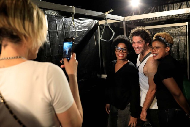 Mario Sudano, actor de la obra "Get in", posa para una foto con los asistentes después de actuar en un teatro improvisado en una antigua sala de bingo en Caracas, Venezuela el 2 de junio de 2018. Foto tomada el 2 de junio de 2018. REUTERS / Marco Bello