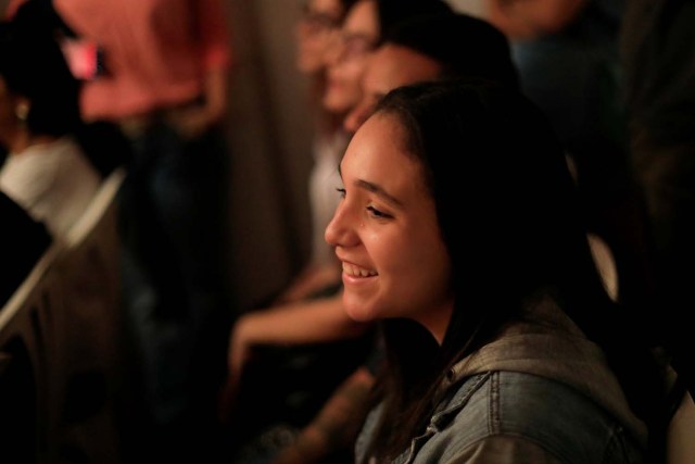 Una mujer reacciona durante una obra en un teatro improvisado en una antigua sala de bingo en Caracas, Venezuela el 2 de junio de 2018. Fotografía tomada el 2 de junio de 2018. REUTERS / Marco Bello