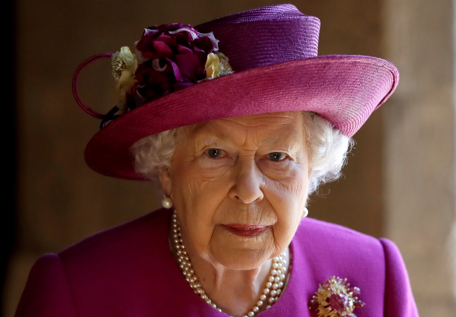Los ingresos de la reina Isabel II aumentan un millón de euros
