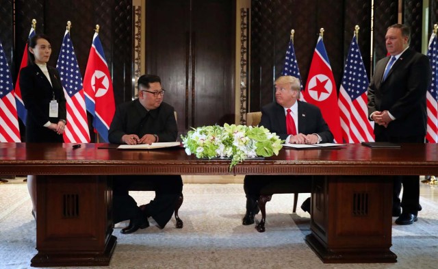 El presidente estadounidense, Donald Trump, estrecha la mano al líder norcoreano Kim Jong Un luego de firmar documentos que reconocen el progreso de las conversaciones y prometen mantener el impulso luego de su cumbre en el Hotel Capella en la isla Sentosa en Singapur el 12 de junio de 2018. REUTERS / Jonathan Ernst