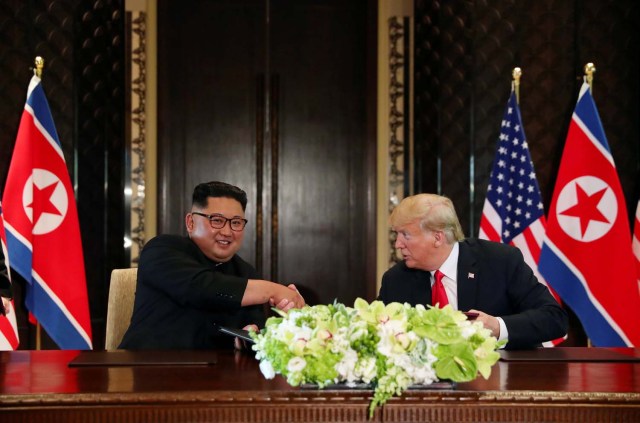 El presidente estadounidense, Donald Trump, estrecha la mano al líder norcoreano Kim Jong Un luego de firmar documentos que reconocen el progreso de las conversaciones y prometen mantener el impulso luego de su cumbre en el Hotel Capella en la isla Sentosa en Singapur el 12 de junio de 2018. REUTERS / Jonathan Ernst