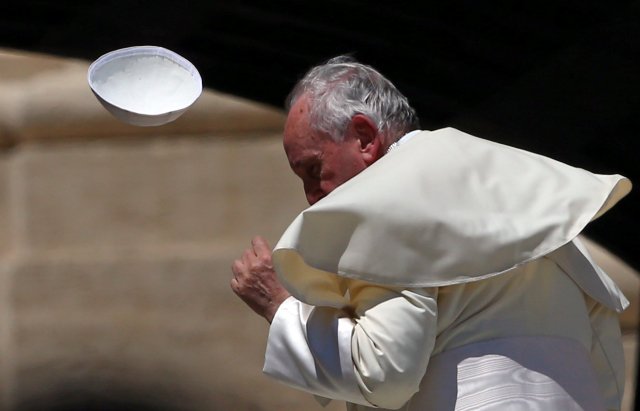  El Papa Francisco pierde su gorra del cráneo durante la audiencia general del miércoles en la plaza de San Pedro en el Vaticano, el 13 de junio de 2018. REUTERS / Tony Gentile