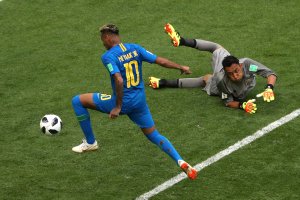 Coutinho y Neymar salvan los muebles: Brasil supera a una Costa Rica que vendió cara su derrota