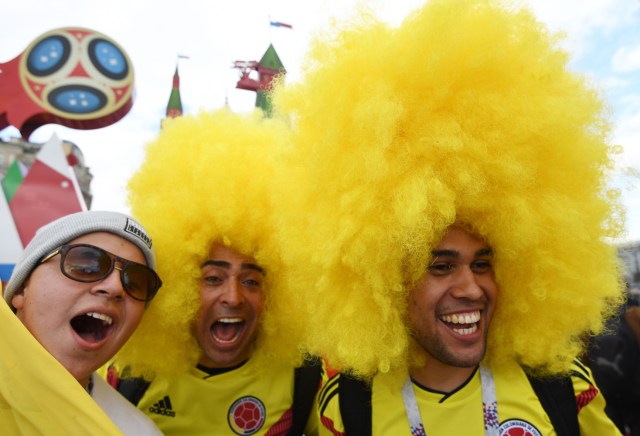 Los fanáticos del fútbol colombiano se reúnen cerca de la Plaza Roja en Moscú, Rusia, el 13 de junio de 2018. Rusia enfrentará a Arabia Saudita en el partido inaugural de la Copa Mundial de la FIFA 2018, el grupo A preliminar partido de fútbol redondo el 14 de junio de 2018. (Mundial de Fútbol, Arabia Saudita, Abierto, Moscú, Rusia) EFE / EPA / FACUNDO ARRIZABALAGA